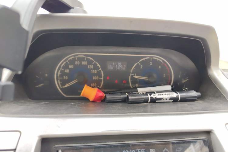 Used SAIC MAXUS Xintu V80 2012 2.5T Mid-Roof Value-Added Logistics Version D Instrument Cluster