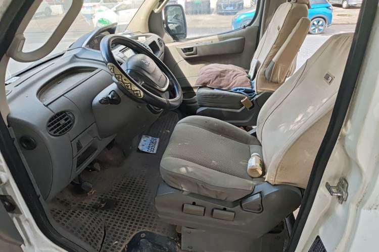 Used SAIC MAXUS Xintu V80 2012 2.5T Mid-Roof Value-Added Logistics Version A Left Front Seat