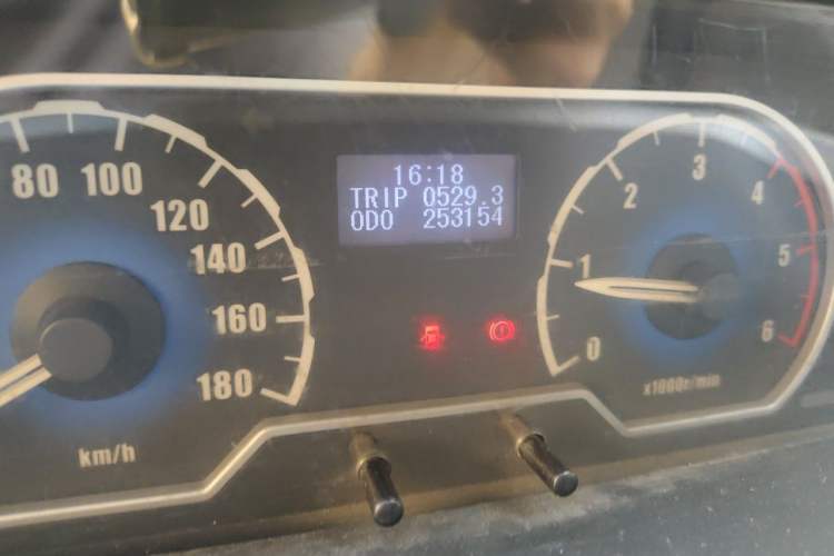 Used SAIC MAXUS Xintu V80 2012 2.5T High-Roof Value-Added Logistics Version B Odometer Close Up