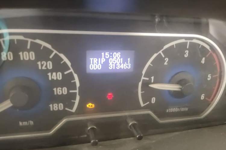 Used SAIC MAXUS Xintu V80 2012 2.5T Mid-Roof Value-Added Logistics Version B Odometer Close Up