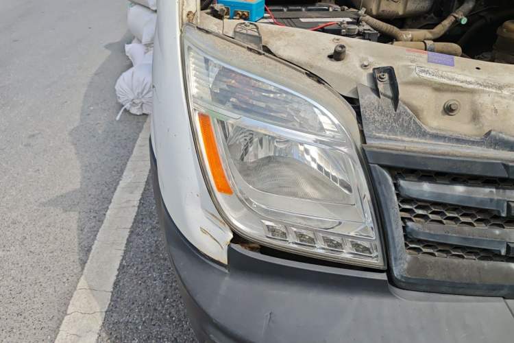 Used SAIC MAXUS Xintu V80 2012 2.5T Mid-Roof Value-Added Logistics Version A Right Front Headlight