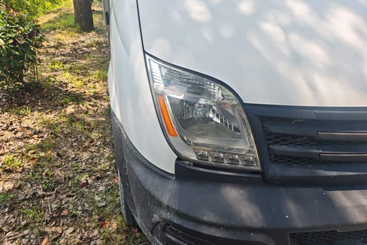 Used SAIC MAXUS Xintu V80 2012 2.5T Mid-Roof Value-Added Logistics Version D Right Front Headlight