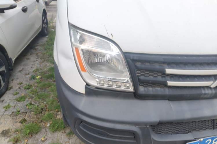 Used SAIC MAXUS Xintu V80 2012 2.5T High-Roof Value-Added Logistics Version B Right Front Headlight