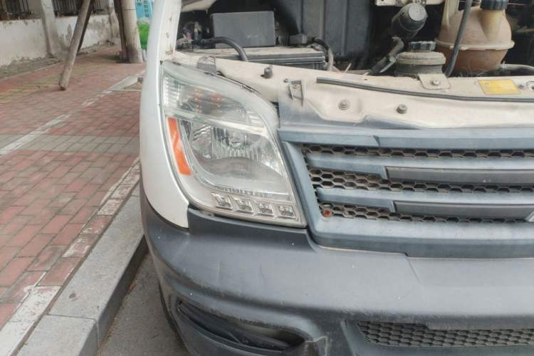 Used SAIC MAXUS Xintu V80 2012 2.5T Mid-Roof Value-Added Logistics Version D Right Front Headlight