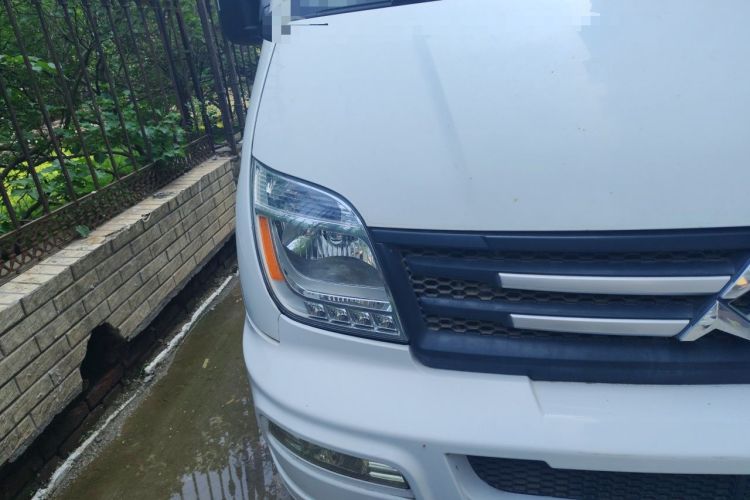 Used SAIC MAXUS Xintu V80 2012 2.5T Mid-Roof Value-Added Logistics Version C Right Front Headlight