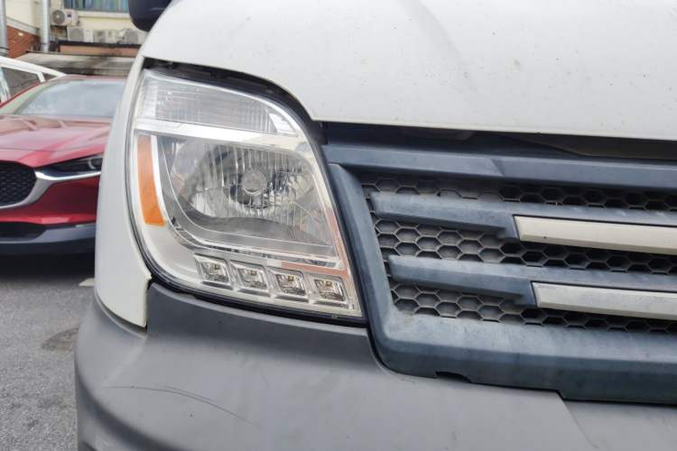 Used SAIC MAXUS Xintu V80 2012 2.5T Mid-Roof Value-Added Logistics Version D Right Front Headlight