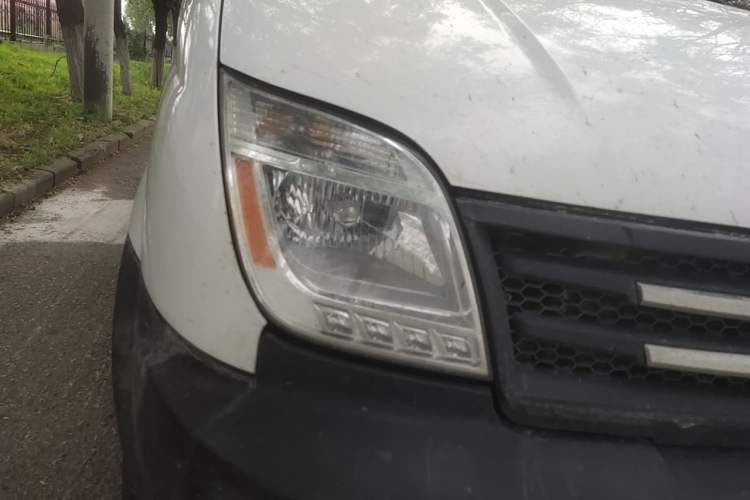 Used SAIC MAXUS Xintu V80 2012 2.5T Mid-Roof Value-Added Logistics Version B Right Front Headlight