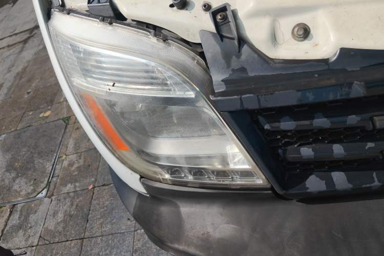 Used SAIC MAXUS Xintu V80 2012 2.5T Mid-Roof Value-Added Logistics Version C Right Front Headlight