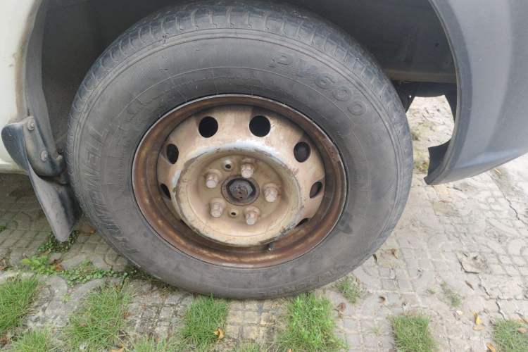 Used SAIC MAXUS Xintu V80 2012 2.5T High-Roof Value-Added Logistics Version B Right Front Wheel Hub