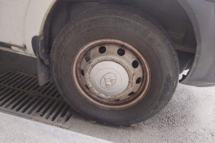 Used SAIC MAXUS Xintu V80 2012 2.5T Mid-Roof Value-Added Logistics Version D Right Front Wheel Hub