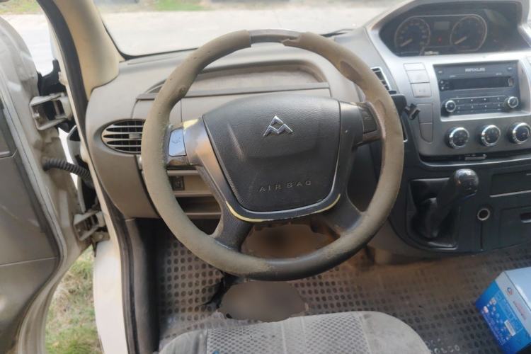 Used SAIC MAXUS Xintu V80 2012 2.5T High-Roof Value-Added Logistics Version B Steering Wheel