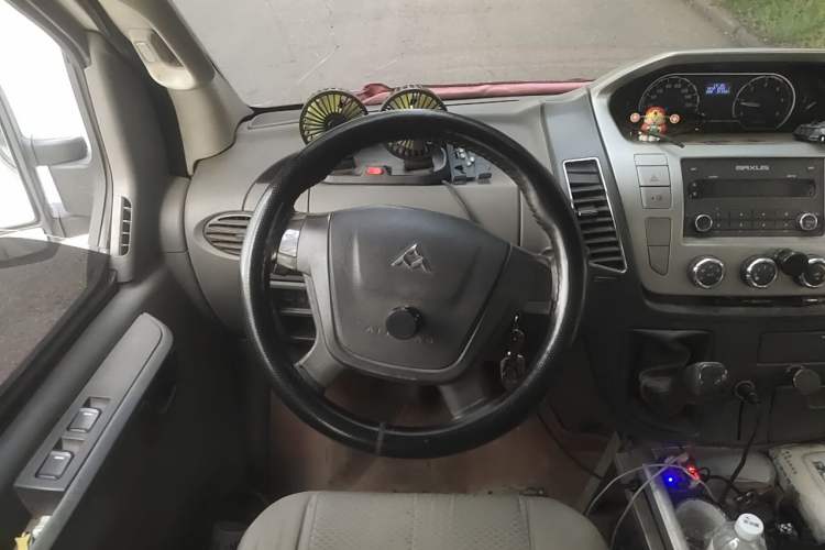 Used SAIC MAXUS Xintu V80 2012 2.5T Mid-Roof Value-Added Logistics Version B Steering Wheel