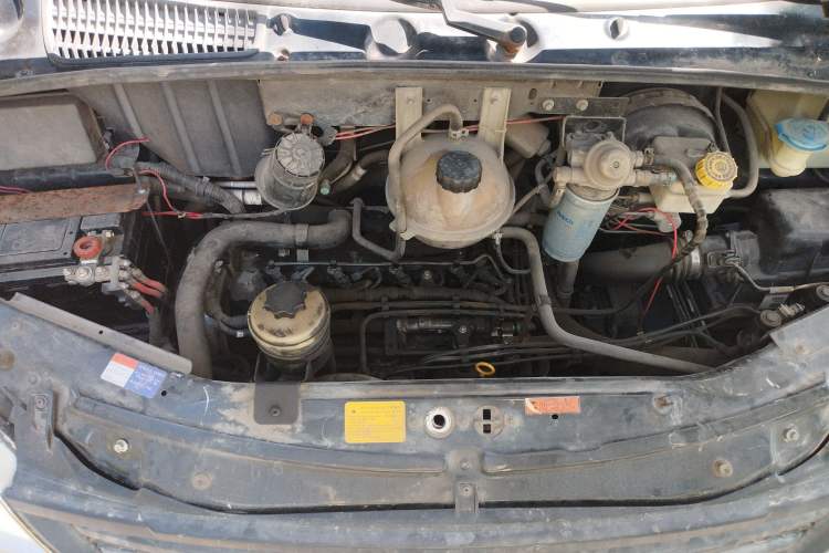 Used SAIC MAXUS Xintu V80 2014 2.5T Aotuntong Short Wheelbase Mid-Roof Model Engine Bay