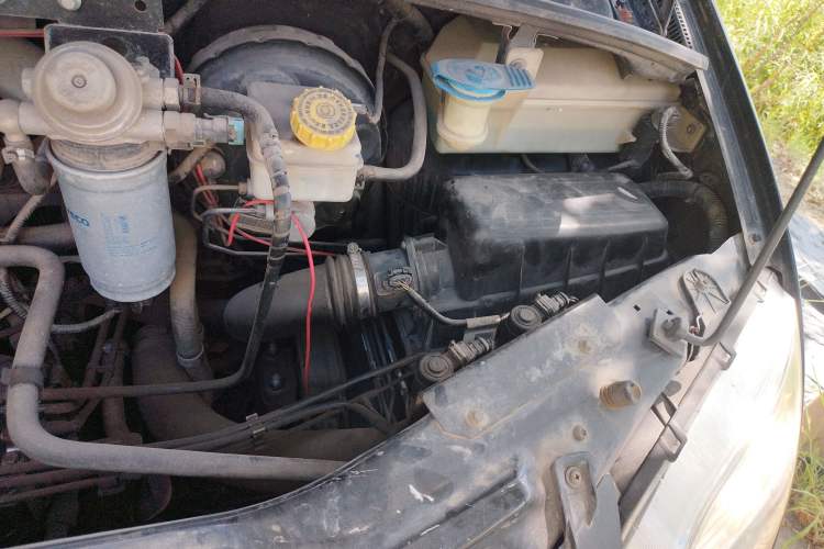 Used SAIC MAXUS Xintu V80 2014 2.5T Aotuntong Short Wheelbase Mid-Roof Model Engine Bay Left
