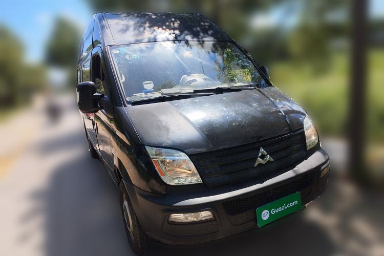 Used SAIC MAXUS Xintu V80 2014 2.5T Aotuntong Short Wheelbase Mid-Roof Model Front Right 45 Deg