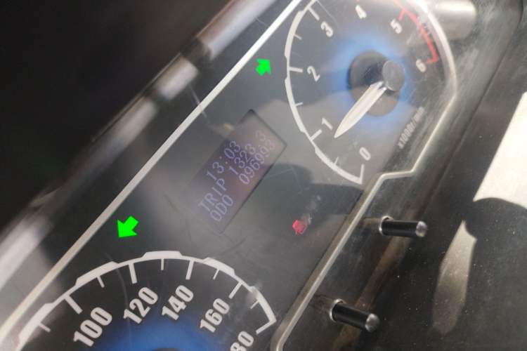 Used SAIC MAXUS Xintu V80 2014 2.5T Aotuntong Short Wheelbase Mid-Roof Model Odometer Close Up