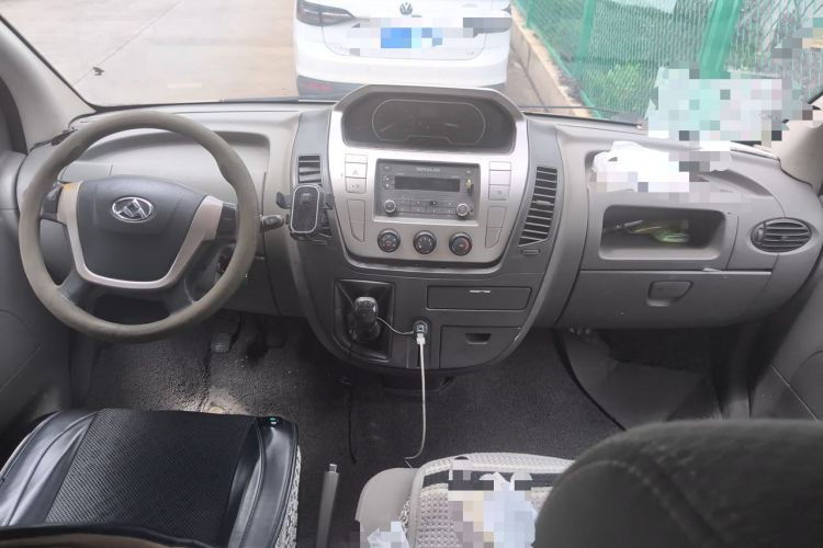 Used SAIC MAXUS Xintu V80 2014 2.5T Aoyuntong Short Wheelbase Low Roof Center Console