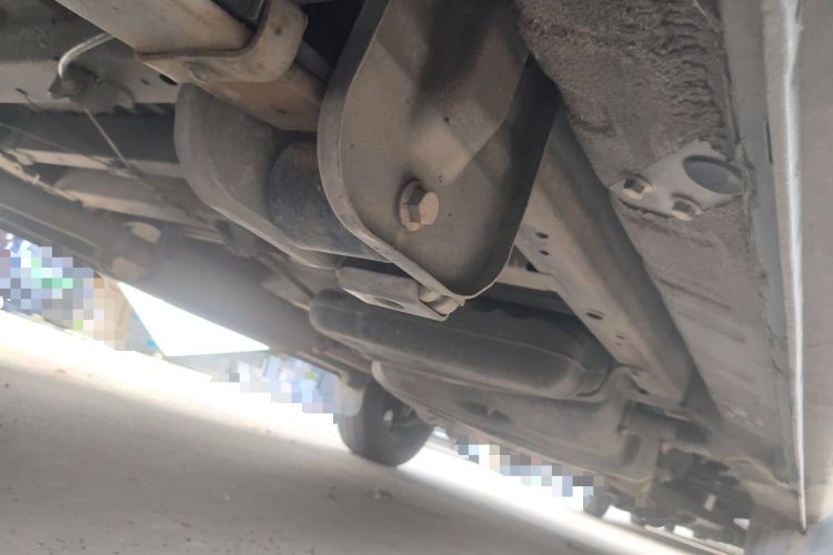 Used SAIC MAXUS Xintu V80 2014 2.5T Aoyuntong Short Wheelbase Low Roof Chassis Rear Right
