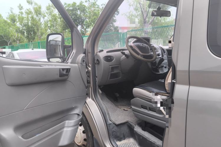 Used SAIC MAXUS Xintu V80 2014 2.5T Aoyuntong Short Wheelbase Low Roof Driver Seat