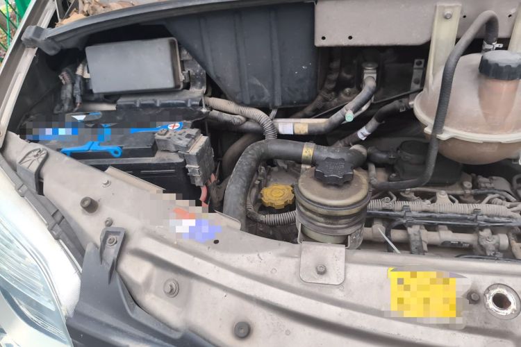 Used SAIC MAXUS Xintu V80 2014 2.5T Aoyuntong Short Wheelbase Low Roof Engine Bay Right