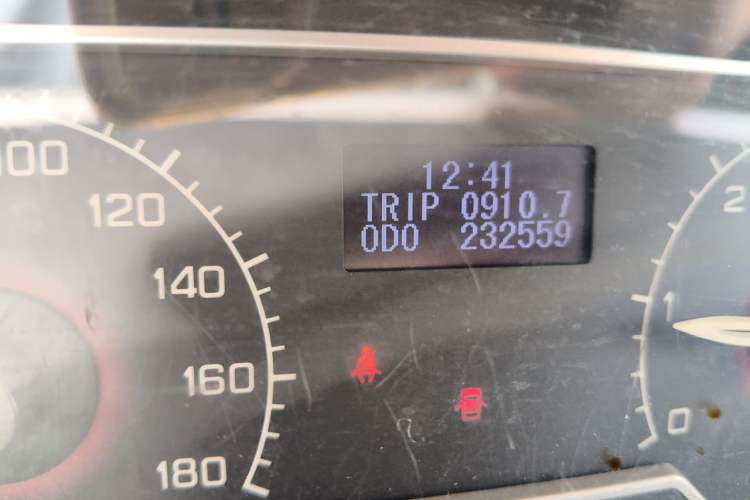 Used SAIC MAXUS Xintu V80 2014 2.5T Aoyuntong Short Wheelbase Low Roof Odometer Close Up
