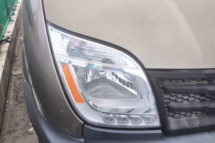 Used SAIC MAXUS Xintu V80 2014 2.5T Aoyuntong Short Wheelbase Low Roof Right Front Headlight