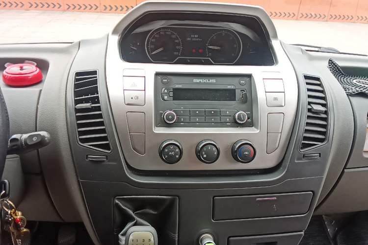 Used SAIC MAXUS Xintu V80 2014 2.5T Aoyuntong Short Wheelbase Low Roof Audio And AC Panel