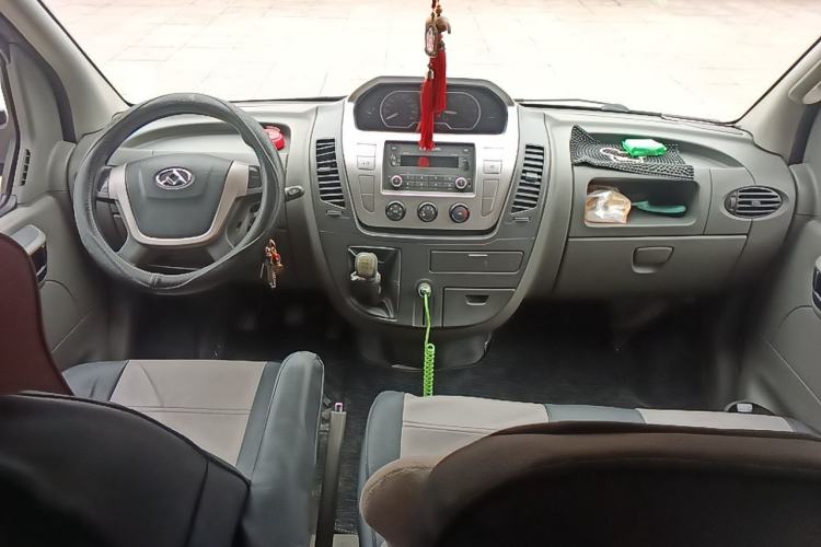 Used SAIC MAXUS Xintu V80 2014 2.5T Aoyuntong Short Wheelbase Low Roof Center Console