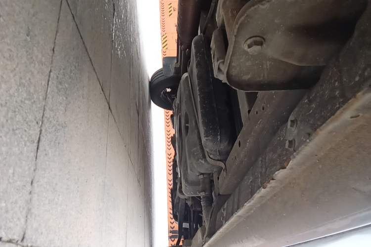 Used SAIC MAXUS Xintu V80 2014 2.5T Aoyuntong Short Wheelbase Low Roof Chassis Rear Right
