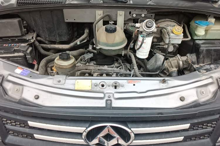 Used SAIC MAXUS Xintu V80 2014 2.5T Aoyuntong Short Wheelbase Low Roof Engine Bay