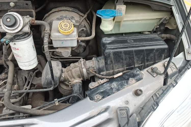 Used SAIC MAXUS Xintu V80 2014 2.5T Aoyuntong Short Wheelbase Low Roof Engine Bay Left
