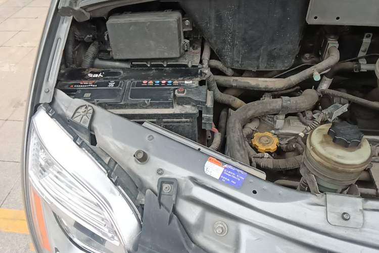 Used SAIC MAXUS Xintu V80 2014 2.5T Aoyuntong Short Wheelbase Low Roof Engine Bay Right