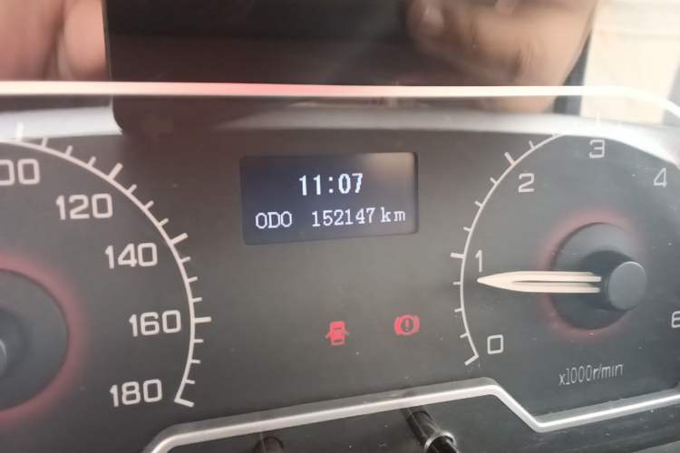 Used SAIC MAXUS Xintu V80 2014 2.5T Aoyuntong Short Wheelbase Low Roof Odometer Close Up