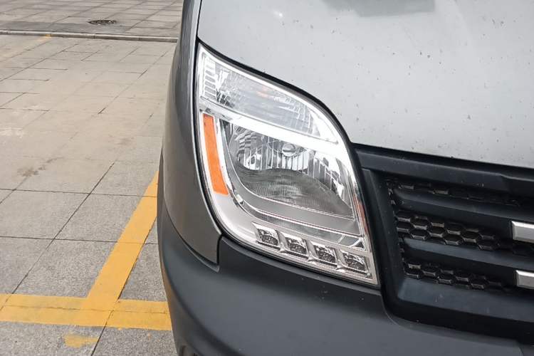 Used SAIC MAXUS Xintu V80 2014 2.5T Aoyuntong Short Wheelbase Low Roof Right Front Headlight