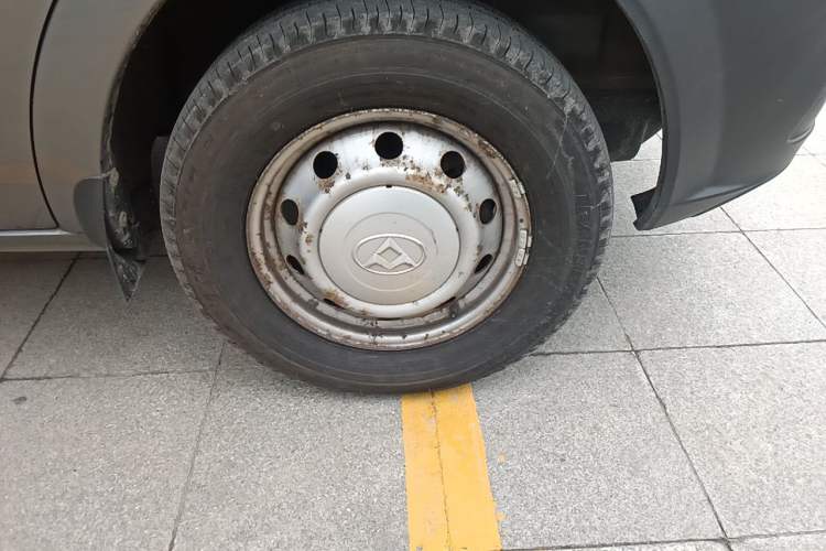 Used SAIC MAXUS Xintu V80 2014 2.5T Aoyuntong Short Wheelbase Low Roof Right Front Wheel Hub
