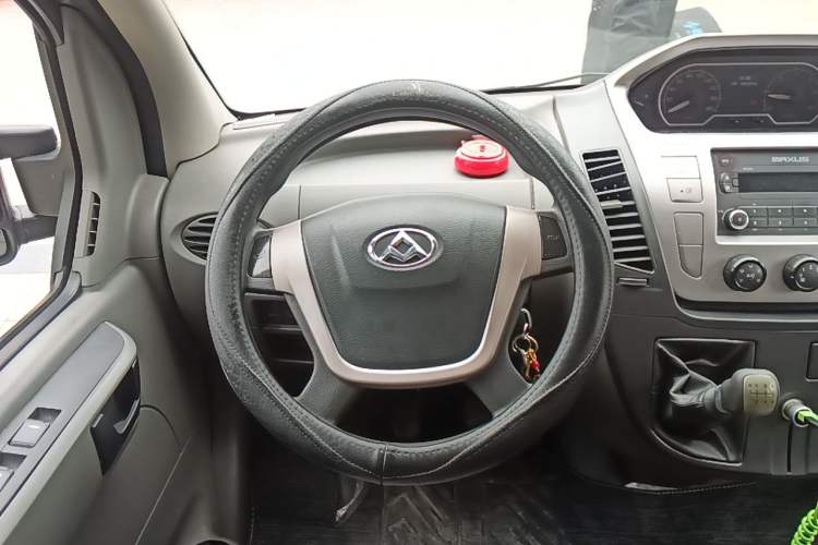 Used SAIC MAXUS Xintu V80 2014 2.5T Aoyuntong Short Wheelbase Low Roof Steering Wheel