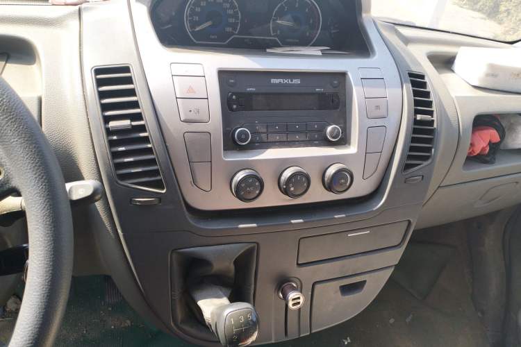 Used SAIC MAXUS Xintu V80 2014 2.5T Aoyuntong Short Wheelbase Low Roof Audio And AC Panel