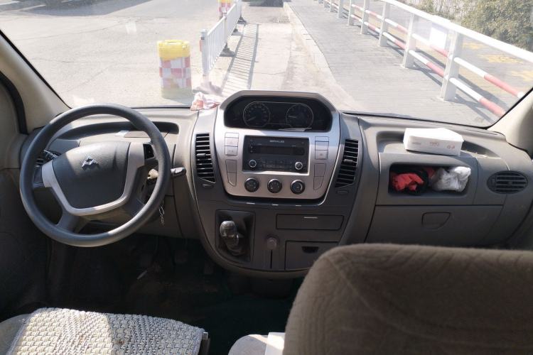 Used SAIC MAXUS Xintu V80 2014 2.5T Aoyuntong Short Wheelbase Low Roof Center Console