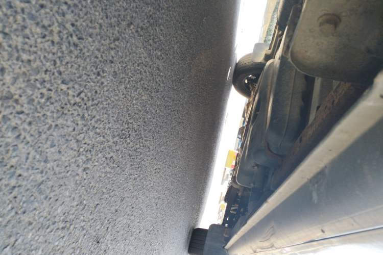 Used SAIC MAXUS Xintu V80 2014 2.5T Aoyuntong Short Wheelbase Low Roof Chassis Rear Right