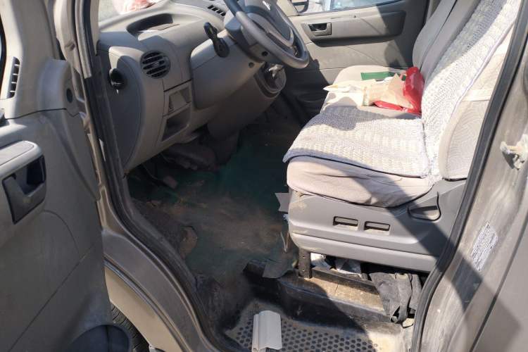 Used SAIC MAXUS Xintu V80 2014 2.5T Aoyuntong Short Wheelbase Low Roof Driver Seat