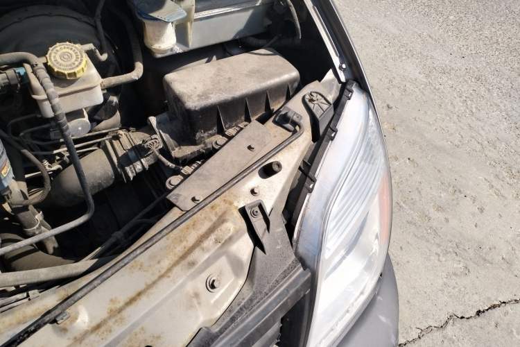 Used SAIC MAXUS Xintu V80 2014 2.5T Aoyuntong Short Wheelbase Low Roof Engine Bay Left