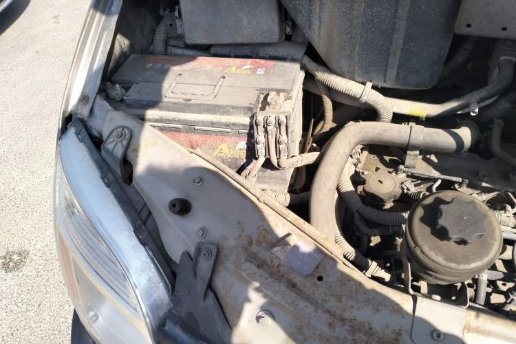 Used SAIC MAXUS Xintu V80 2014 2.5T Aoyuntong Short Wheelbase Low Roof Engine Bay Right