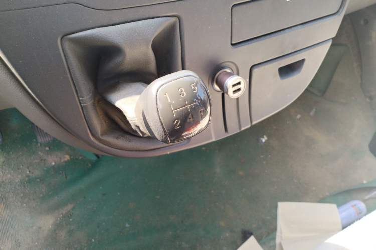 Used SAIC MAXUS Xintu V80 2014 2.5T Aoyuntong Short Wheelbase Low Roof Gear Lever
