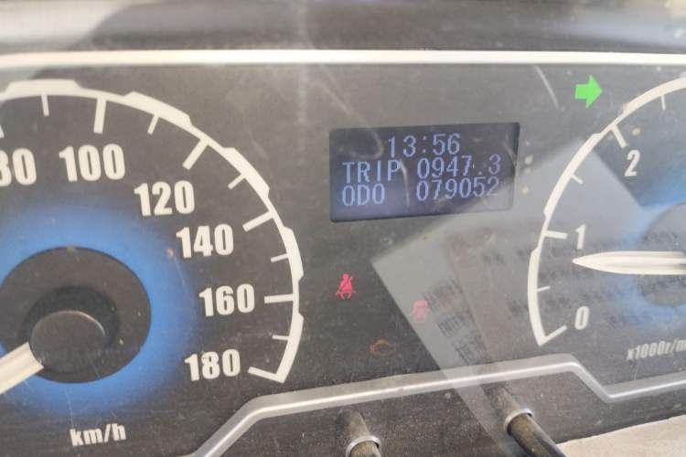 Used SAIC MAXUS Xintu V80 2014 2.5T Aoyuntong Short Wheelbase Low Roof Odometer Close Up