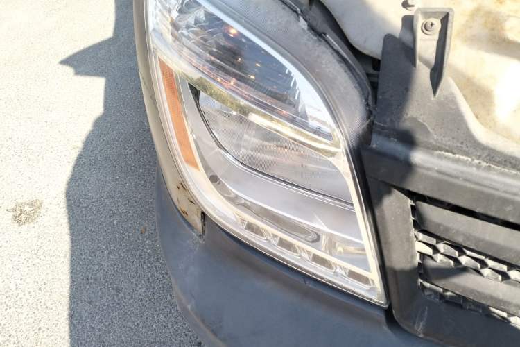 Used SAIC MAXUS Xintu V80 2014 2.5T Aoyuntong Short Wheelbase Low Roof Right Front Headlight
