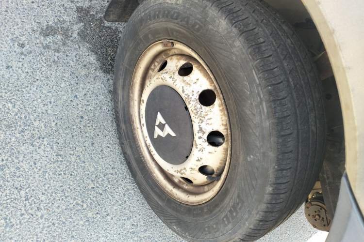 Used SAIC MAXUS Xintu V80 2014 2.5T Aoyuntong Short Wheelbase Low Roof Right Front Wheel Hub