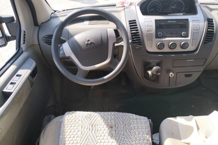 Used SAIC MAXUS Xintu V80 2014 2.5T Aoyuntong Short Wheelbase Low Roof Steering Wheel