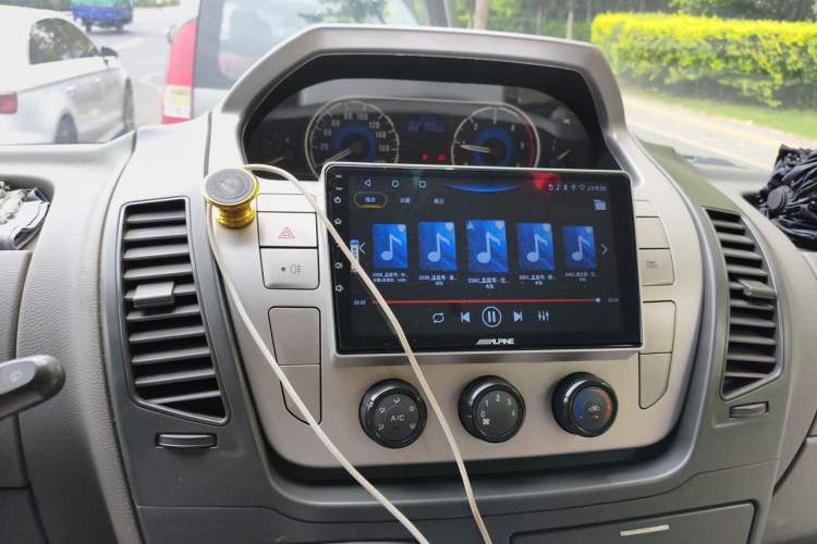 Used SAIC MAXUS Xintu V80 2014 2.5T Aoyuntong Short Wheelbase Low Roof Audio And AC Panel
