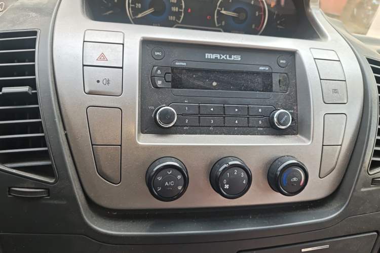 Used SAIC MAXUS Xintu V80 2014 2.5T Aotuntong Short Wheelbase Mid-Roof Model Audio And AC Panel