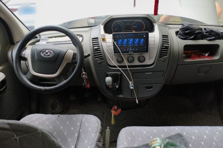 Used SAIC MAXUS Xintu V80 2014 2.5T Aoyuntong Short Wheelbase Low Roof Center Console